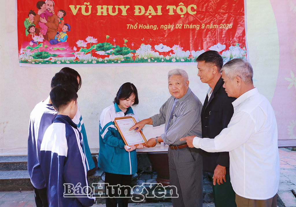 Ban khuyến học dòng họ Vũ Huy vinh danh các cháu học sinh giỏi.