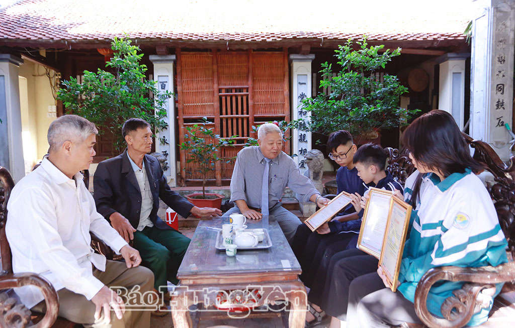 Ông Vũ Xuân Lý (giữa) và người cao tuổi của dòng họ Vũ Huy tích cực tham gia công tác khuyến học.