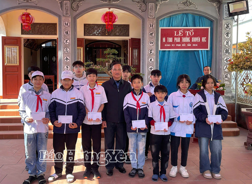 Ban Khuyến học dòng họ Phạm Đức, thôn Bích Du (xã Thái Ninh) trao thưởng cho học sinh.