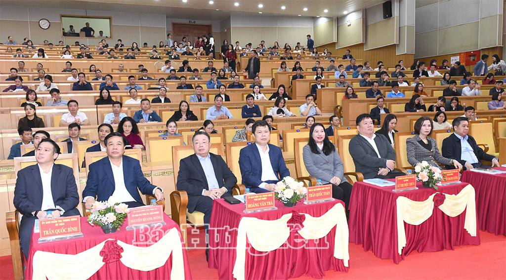 Các đại biểu dự lễ khai giảng.