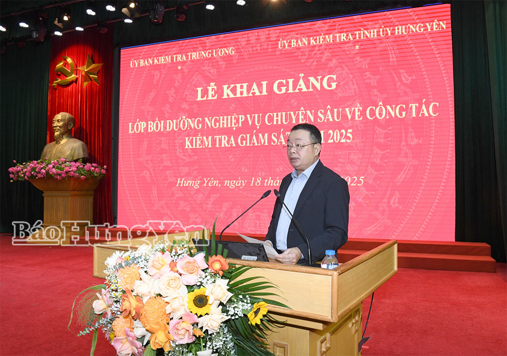 Đồng chí Hoàng Văn Trà, Phó Chủ nhiệm Ủy ban Kiểm tra Trung ương phát biểu tại lễ khai giảng.