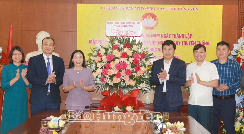 Đồng chí Phó Bí thư Thường trực Tỉnh ủy Trần Quốc Toản tặng hoa chúc mừng tập thể lãnh đạo, cán bộ cơ quan Ủy ban MTTQ Việt Nam tỉnh.