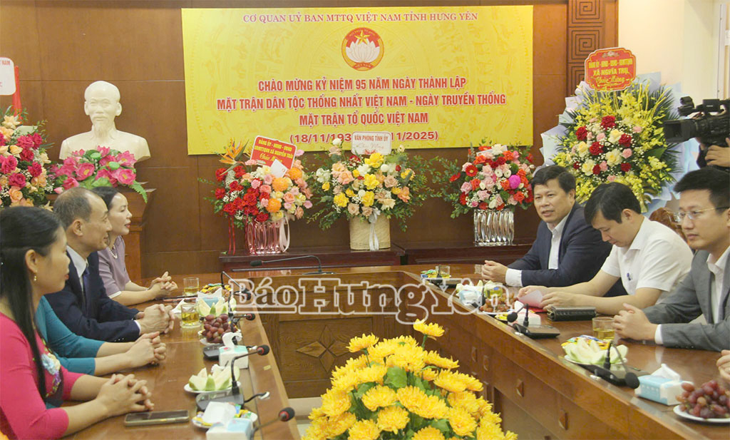 Đồng chí Phó Bí thư Thường trực Tỉnh ủy Trần Quốc Toản chung vui cùng tập thể lãnh đạo, cán bộ cơ quan Ủy ban MTTQ Việt Nam tỉnh.