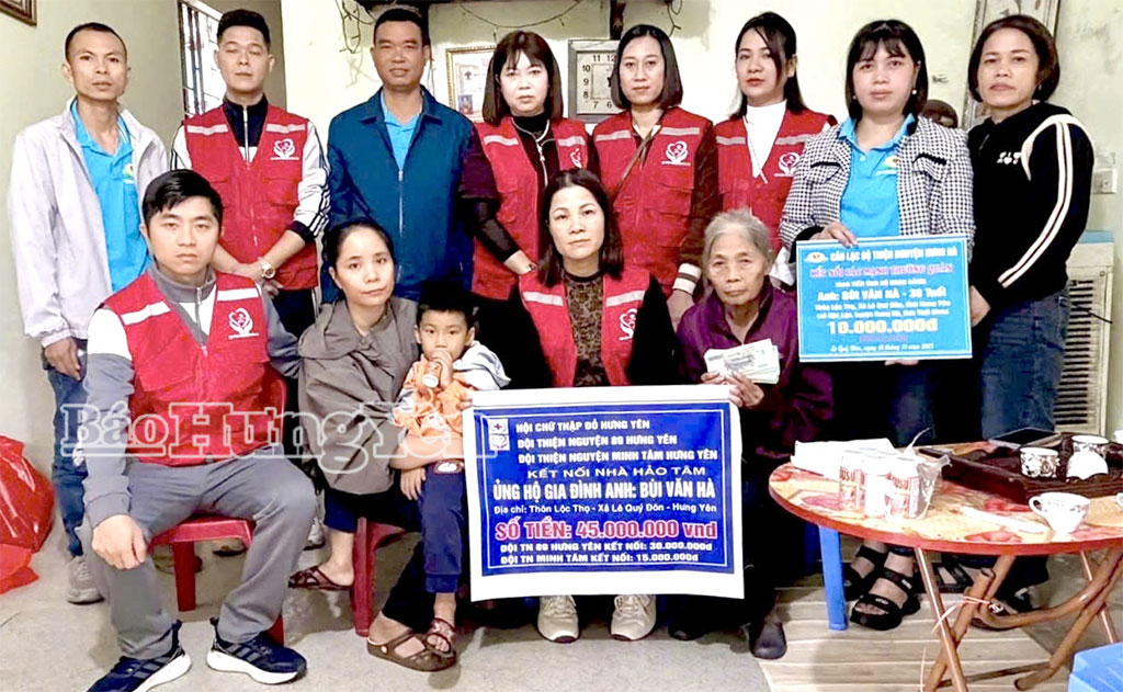 Các nhà hảo tâm trao hỗ trợ gia đình bà Bùi Thị Phi.