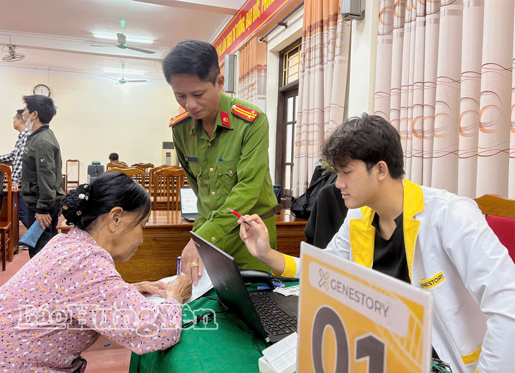 Công an xã Tiên Hưng hướng dẫn thân nhân liệt sĩ kê khai thông tin phục vụ công tác lấy mẫu AND.