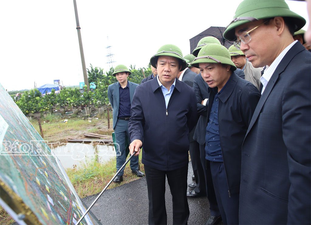 Đồng chí Chủ tịch UBND tỉnh Phạm Quang Ngọc chỉ đạo tại Dự án đầu tư xây dựng đường Vành đai 4 - Vùng thủ đô Hà Nội, đoạn qua địa phận tỉnh.