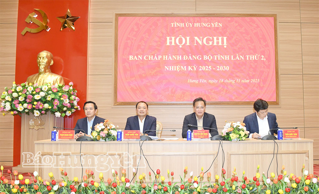 Các đồng chí Thường trực Tỉnh ủy chủ trì hội nghị.