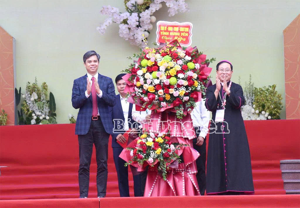 Đồng chí Nguyễn Văn Chiến, Ủy viên Ban Thường vụ, Trưởng ban Tuyên giáo và Dân vận Tỉnh ủy Hưng Yên tặng hoa chúc mừng đại hội.