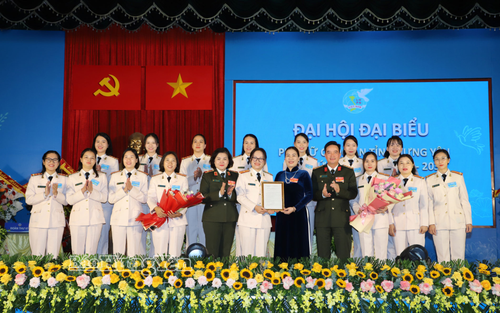 Trao quyết định của Ban Thường vụ Hội Liên hiệp Phụ nữ tỉnh về việc chỉ định Ban Phụ nữ Công an tỉnh khóa I.
