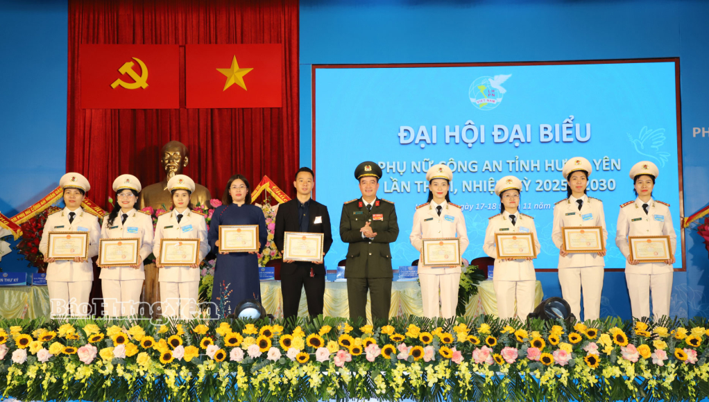 Lãnh đạo Công an tỉnh trao thưởng cho các tập thể, cá nhân.