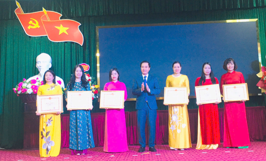 Lãnh đạo phường Trà Lý trao Bằng khen của UBND tỉnh tặng các tập thể.