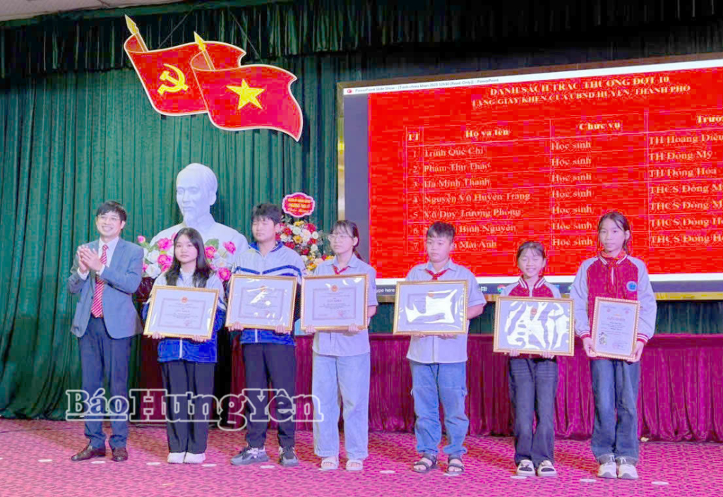 Lãnh đạo phường Trà Lý trao giấy khen tặng học sinh có thành tích xuất sắc.