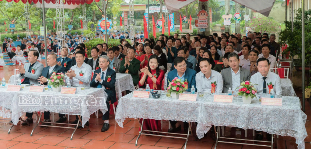 Các đại biểu dự buổi lễ.