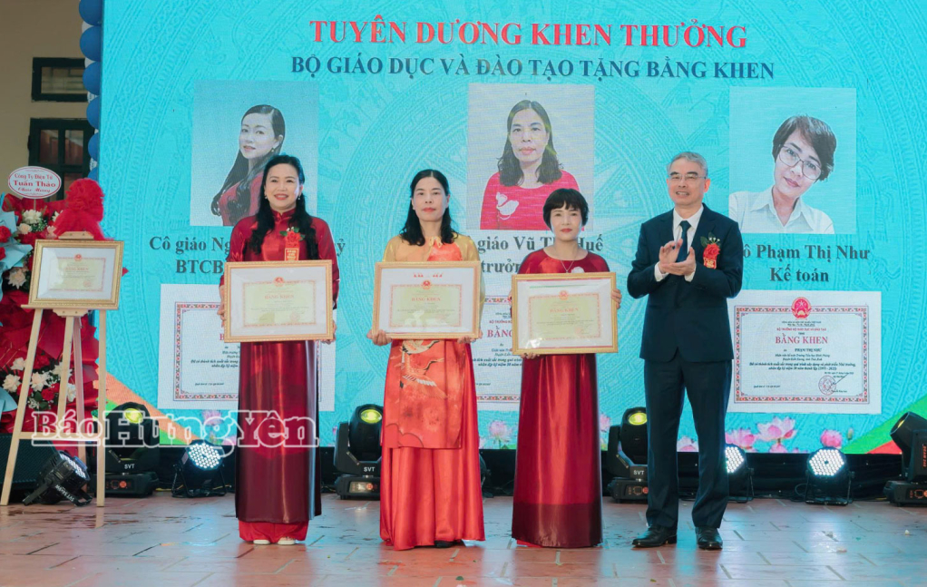 Đồng chí Giám đốc Sở Giáo dục và Đào tạo tặng Bằng khen của Bộ Giáo dục và Đào tạo cho các cá nhân có thành tích xuất sắc.