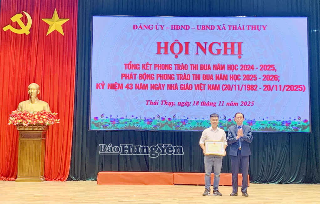 Lãnh đạo xã Thái Thụy trao bằng khen của Bộ trưởng Bộ Giáo dục và Đào tạo tặng cá nhân tiêu biểu.