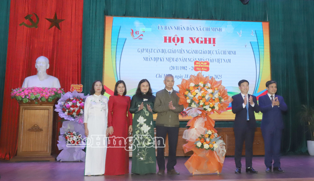 Lãnh đạo xã Chí Minh tặng hoa chúc mừng đại diện đội ngũ nhà giáo trên địa bàn xã.