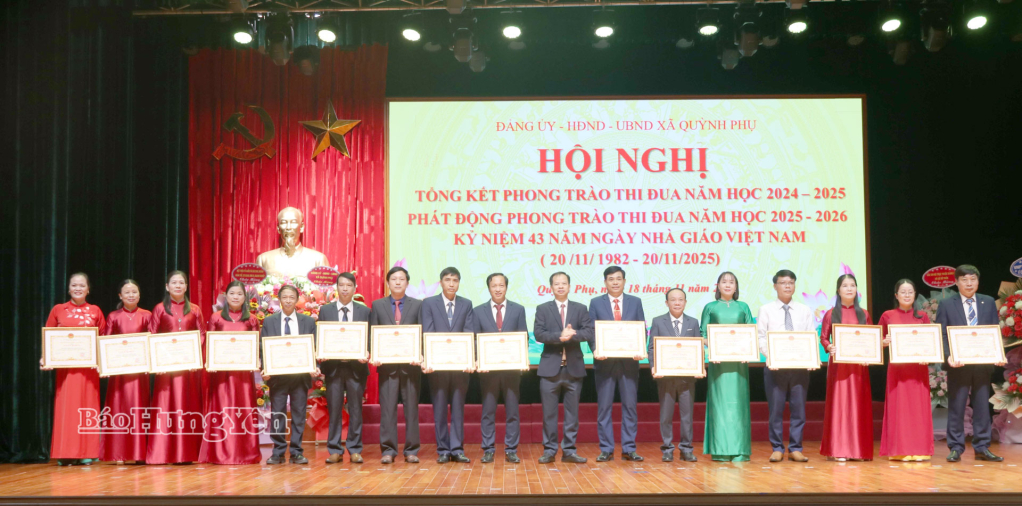 Lãnh đạo xã Quỳnh Phụ trao giấy khen cho các tập thể. Ảnh: Xuân Phương