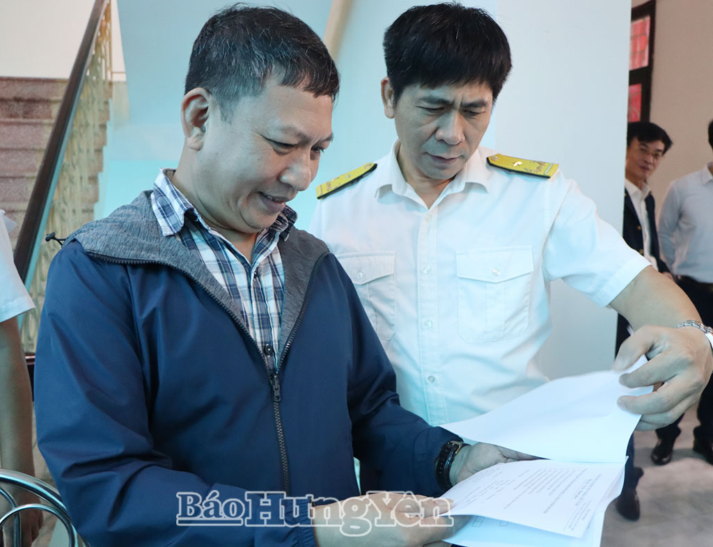 Cán bộ thuế hướng dẫn hộ kinh doanh đăng ký thực hiện chuyển đổi mô hình từ thuế khoán sang kê khai.