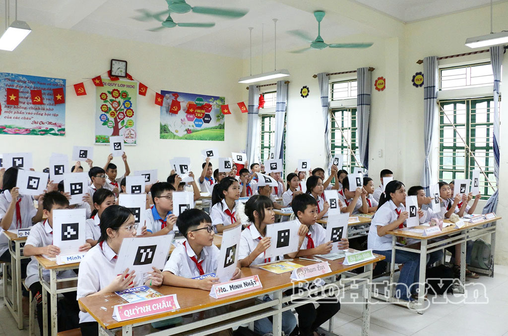 Học sinh lớp 7A2, Trường THCS Vũ Thư trong giờ học.