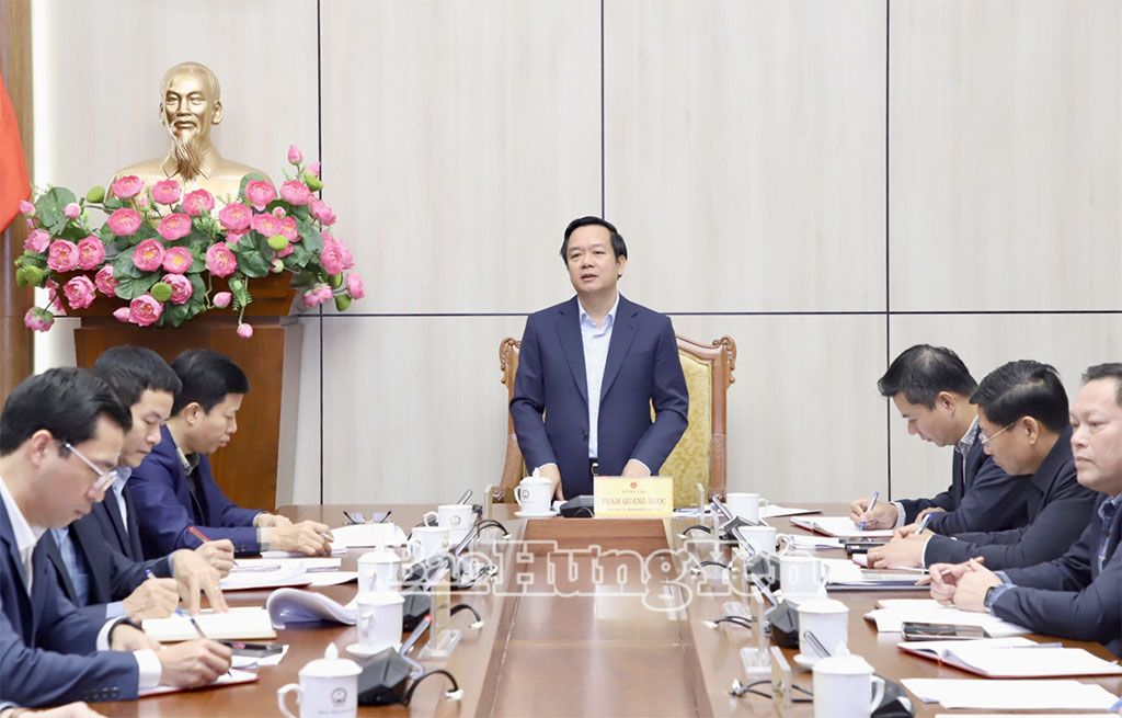 Đồng chí Chủ tịch UBND tỉnh Phạm Quang Ngọc phát biểu tại cuộc họp. 