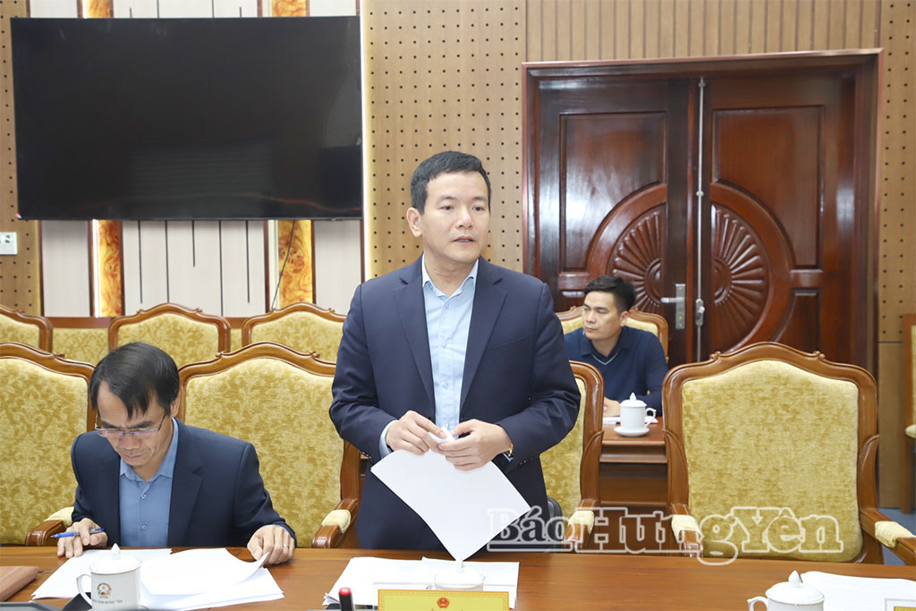 Lãnh đạo Sở Xây dựng báo cáo tại cuộc họp.