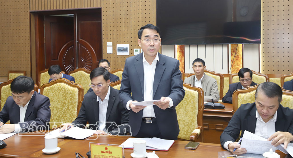 Lãnh đạo Ban Quản lý dự án đầu tư xây dựng số 1 báo cáo tại cuộc họp.