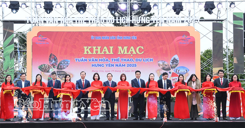Các đại biểu cắt băng khai mạc Tuần Văn hóa, Thể thao, Du lịch Hưng Yên năm 2025.