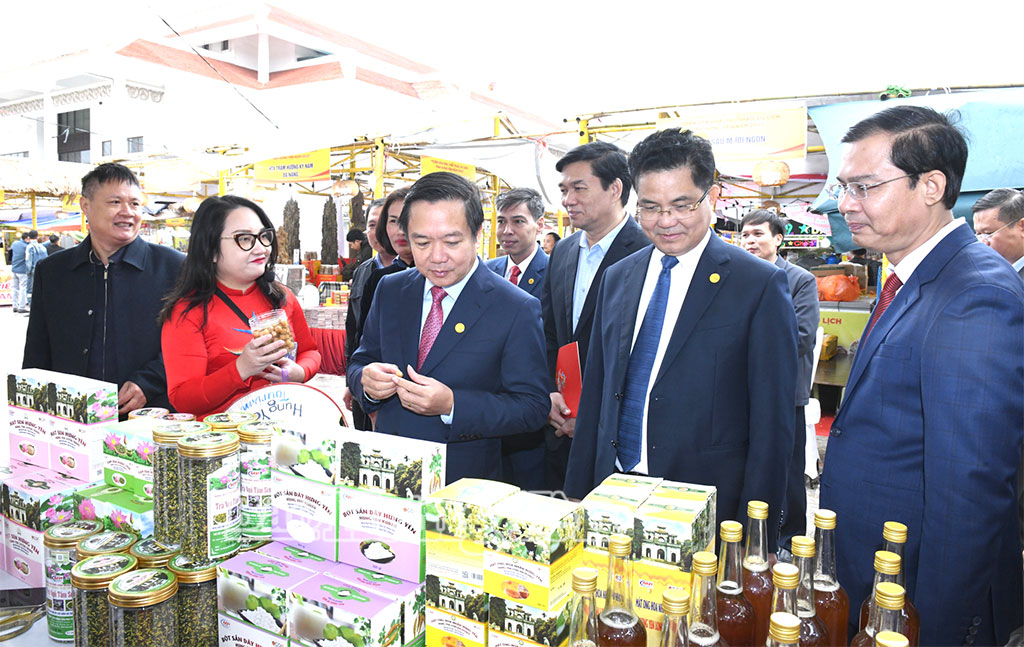 Các đại biểu tham quan gian hàng trưng bày đặc sản ẩm thực.
