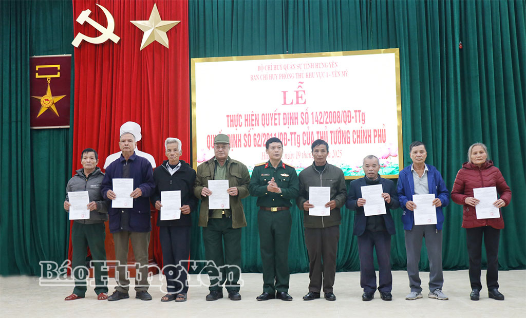 Lãnh đạo Ban Chỉ huy phòng thủ khu vực 1 – Yên Mỹ trao quyết định của Quân khu 3 cho các đối tượng.