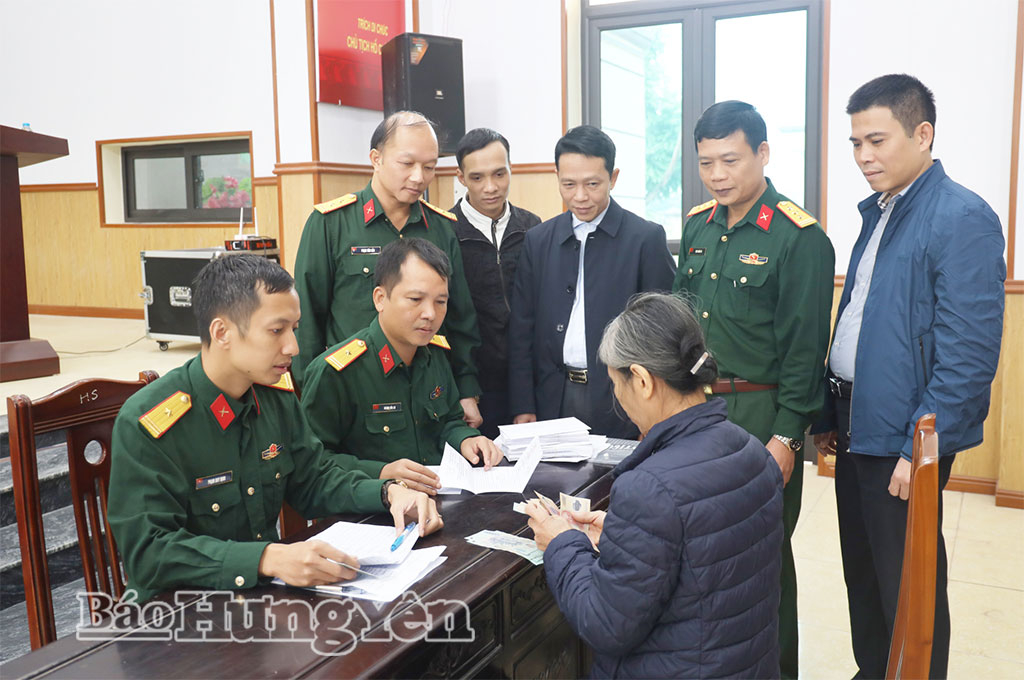 Lãnh đạo Ban Chỉ huy phòng thủ khu vực 1 – Yên Mỹ và các địa phương kiểm tra tổ chức chi trả trợ cấpcho các đối tượng được hưởng.