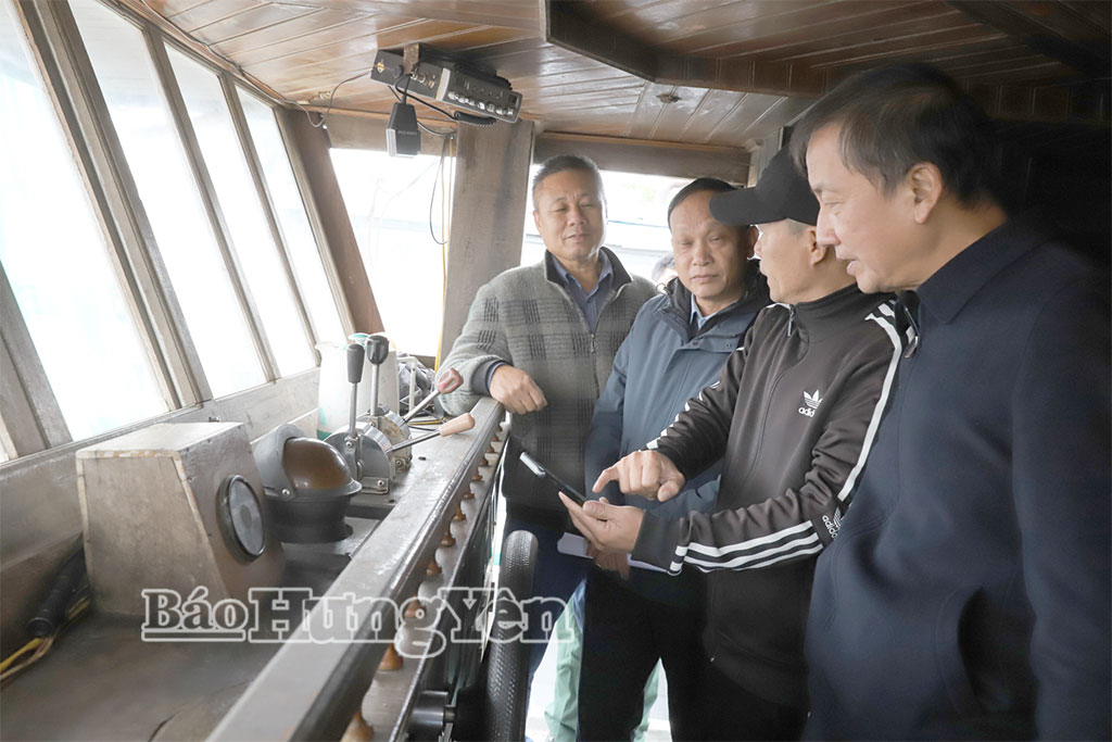 Đồng chí Phó Chủ tịch UBND tỉnh Nguyễn Hùng Nam kiểm tra thiết bị giám sát hành trình tại một tàu cá tại cảng cá Tân Sơn ( xã Thái Thụy).