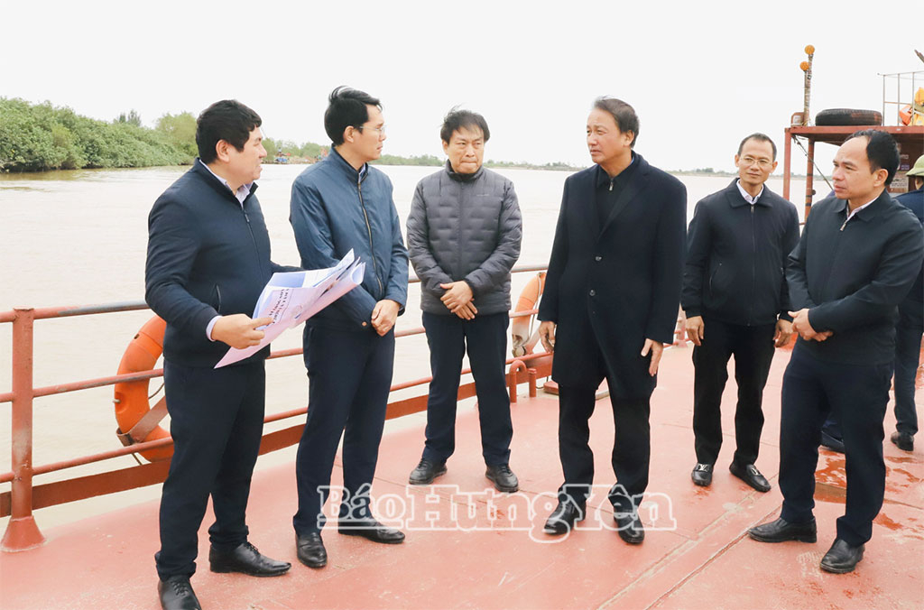 Đồng chí Phó Chủ tịch UBND tỉnh Nguyễn Hùng Nam kiểm tra mỏ cát sông SH -02 ( xã Nam Tiền Hải).