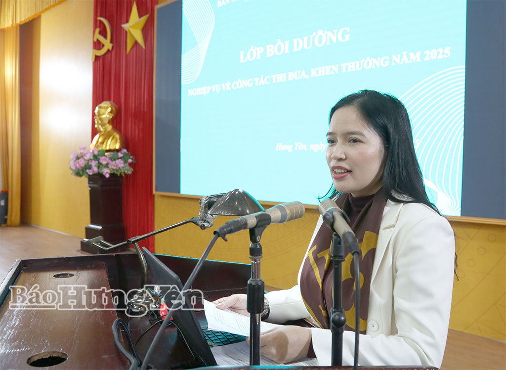 Lãnh đạo Sở Nội vụ phát biểu tại lớp bồi dưỡng.