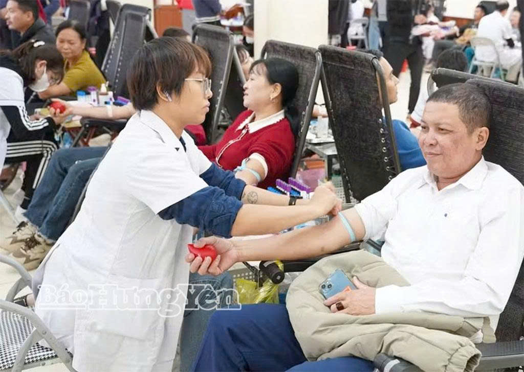 Các tình nguyện viên tham gia hiến máu tình nguyện.