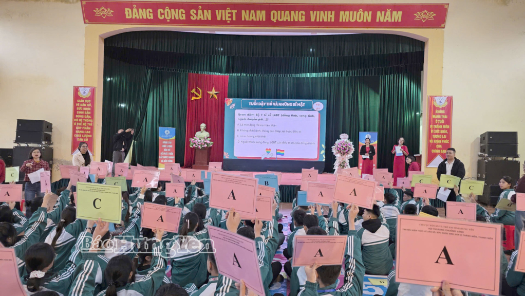 Học sinh Trường THPT Bắc Kiến Xương tham gia Hội thi rung chuông vàng.