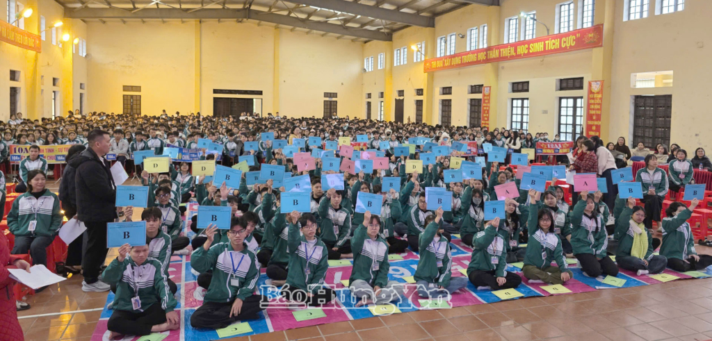 Học sinh Trường THPT Bắc Kiến Xương tham gia Hội thi rung chuông vàng.