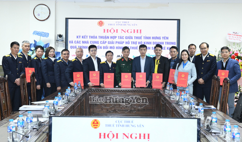 Thuế tỉnh Hưng Yên và các nhà cung cấp giải pháp ký kết thỏa thuận hợp tác.