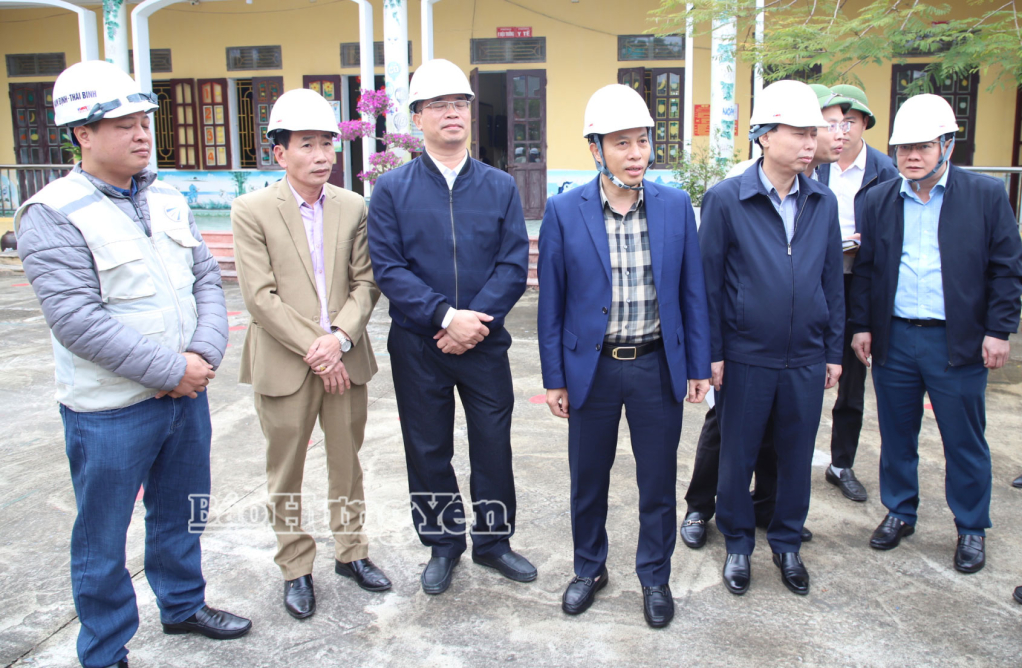 Đồng chí Phó Chủ tịch UBND tỉnh Lại Văn Hoàn kiểm tra Dự án đầu tư xây dựng đường cao tốc Ninh Bình - Hải Phòng, đoạn qua địa phận tỉnh.