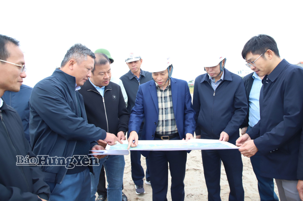 Đồng chí Phó Chủ tịch UBND tỉnh Lại Văn Hoàn kiểm tra công trình Tuyến số 3 thuộc Dự án đầu tư xây dựng các tuyến đường trục kết nối với các khu chức năng trong Khu kinh tế Thái Bình.