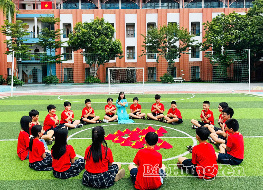 Giờ học ngoại khóa của cô và trò Trường Tiểu học, THCS và THPT Marie Curie Thái Bình (phường Trần Lãm)