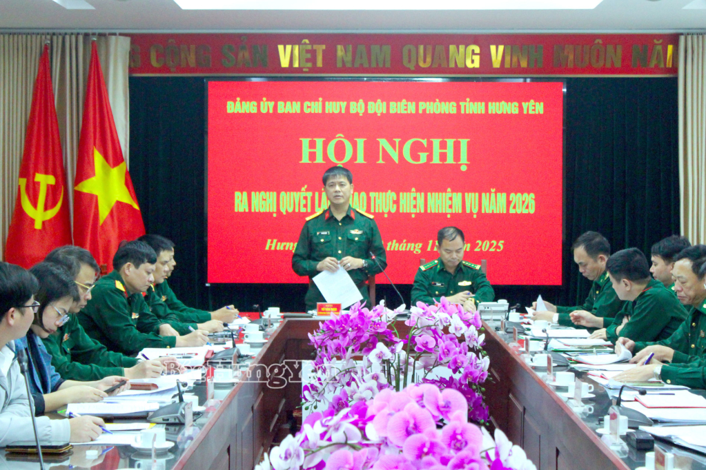 Đại tá Vũ Văn Định, Ủy viên Ban Thường vụ Tỉnh ủy, Chỉ huy trưởng Bộ CHQS tỉnh phát biểu tại hội nghị.