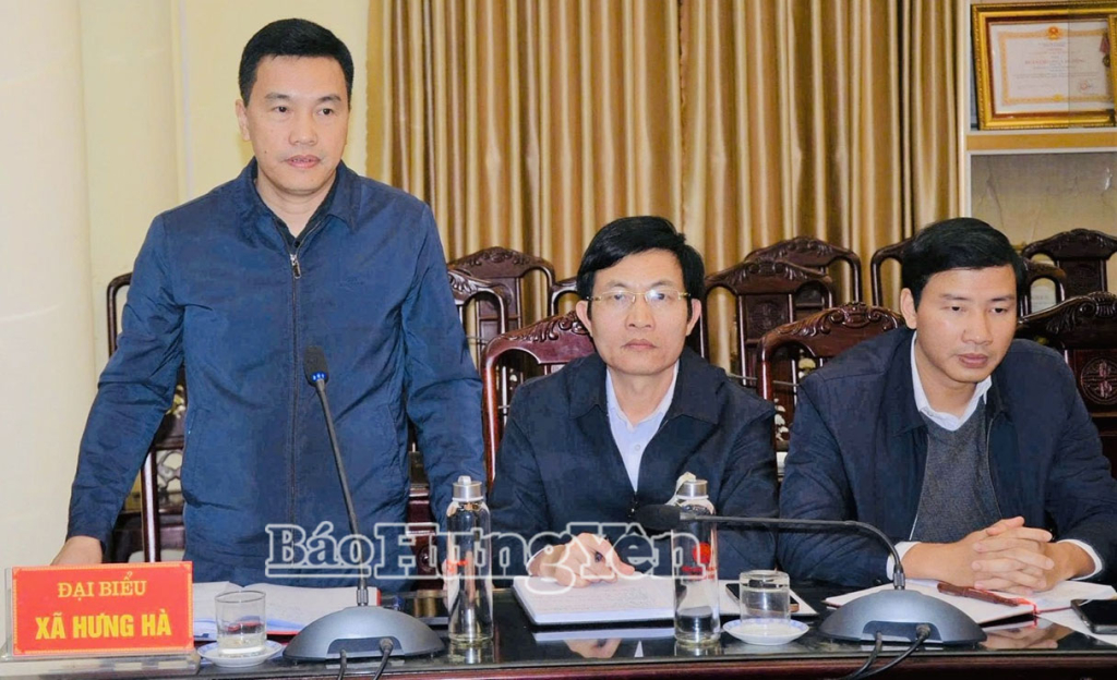 Lãnh đạo xã Hưng Hà báo cáo kết quả thực hiện các nhiệm vụ tại buổi làm việc.