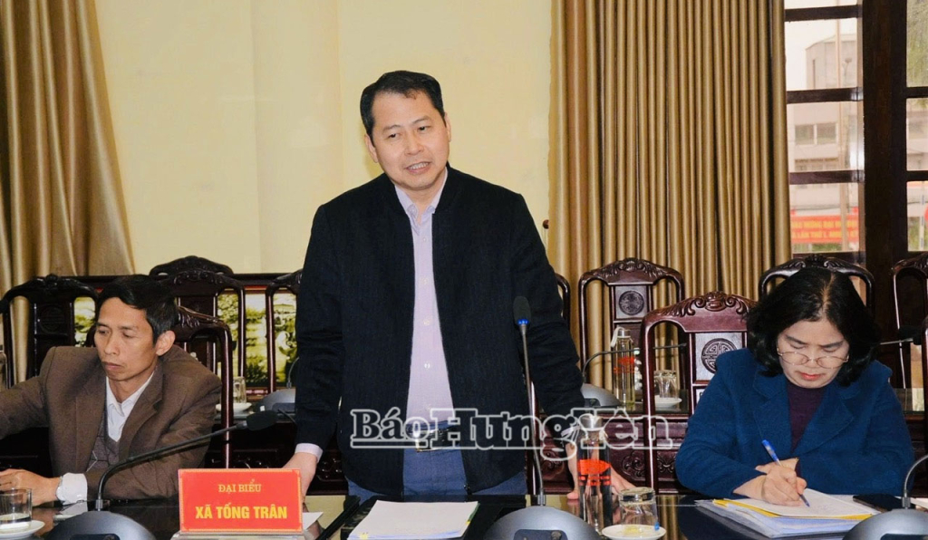 Lãnh đạo xã Tống Trân báo cáo kết quả thực hiện các nhiệm vụ tại buổi làm việc.