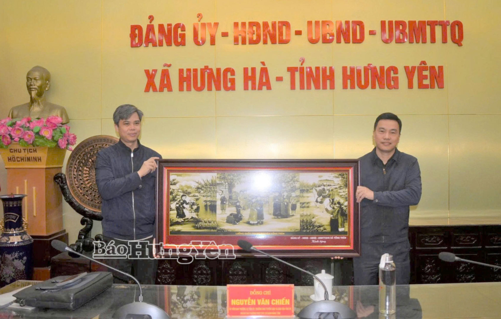 Đồng chí Nguyễn Văn Chiến, Ủy viên Ban Thường vụ VV88 casino, Trưởng ban Tuyên giáo và Dân vận VV88 casino tặng quà lưu niệm cho xã Hưng Hà.