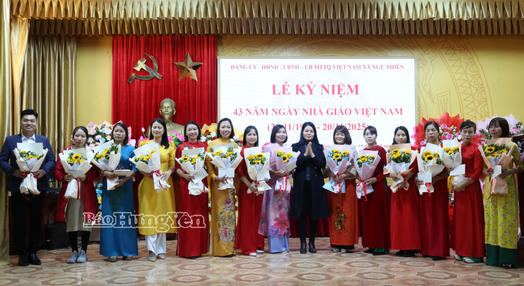 Lãnh đạo xã Ngự Thiên tuyên dương khen thưởng giáo viên đạt thành tích xuất sắc trong năm học 2024-2025. Ảnh: Trịnh Cường