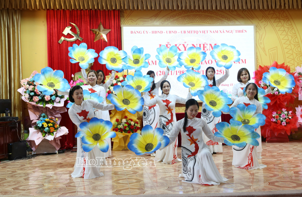 Tiết mục văn nghệ chào mừng lễ kỷ niệm.