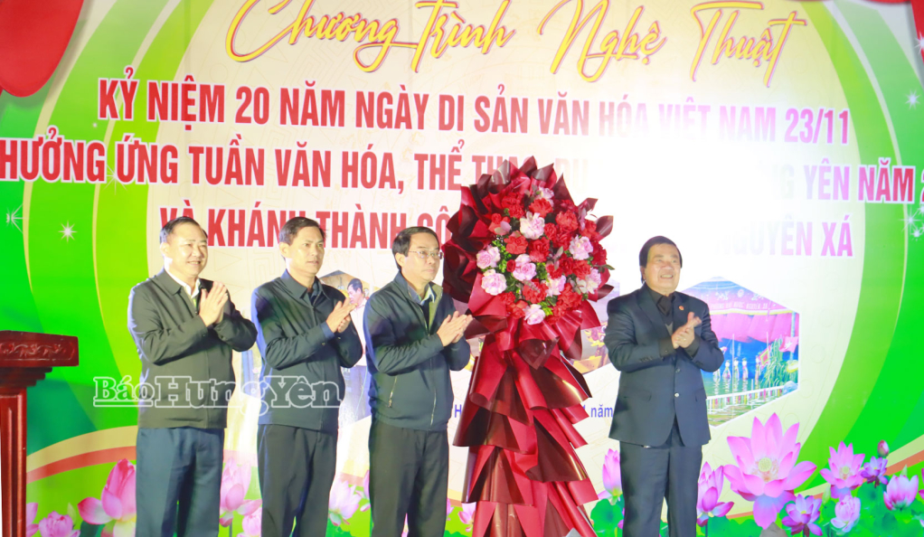 Đại biểu tặng hoa chúc mừng nhân khánh thành nhà thủy đình phường rối nước Nguyên Xá.