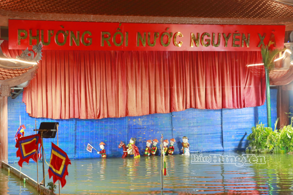 Các nghệ nhân phường rối nước Nguyên Xá biểu diễn tích về tướng quân Phạm Ngũ Lão.