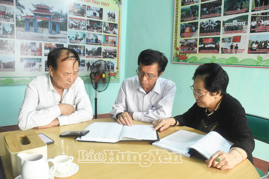 Cán bộ Hội Hỗ trợ gia đình liệt sĩ tỉnh tra cứu thông tin về liệt sĩ.