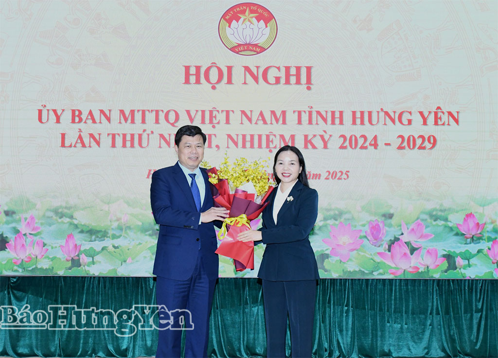 Đồng chí Ngô Thị Kim Hoàn, Ủy viên Ban Thường vụ Tỉnh ủy, Phó Chủ tịch Thường trực Ủy ban MTTQ Việt Nam tỉnh tặng hoa chúc mừng đồng chí Trần Quốc Toản, Phó Bí thư Thường trực Tỉnh ủy, Chủ tịch Ủy ban MTTQ Việt Nam tỉnh. 